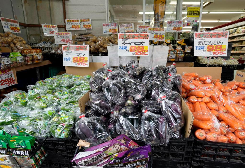 Imagen de archivo de supermercado con alimentos envueltos en plástico