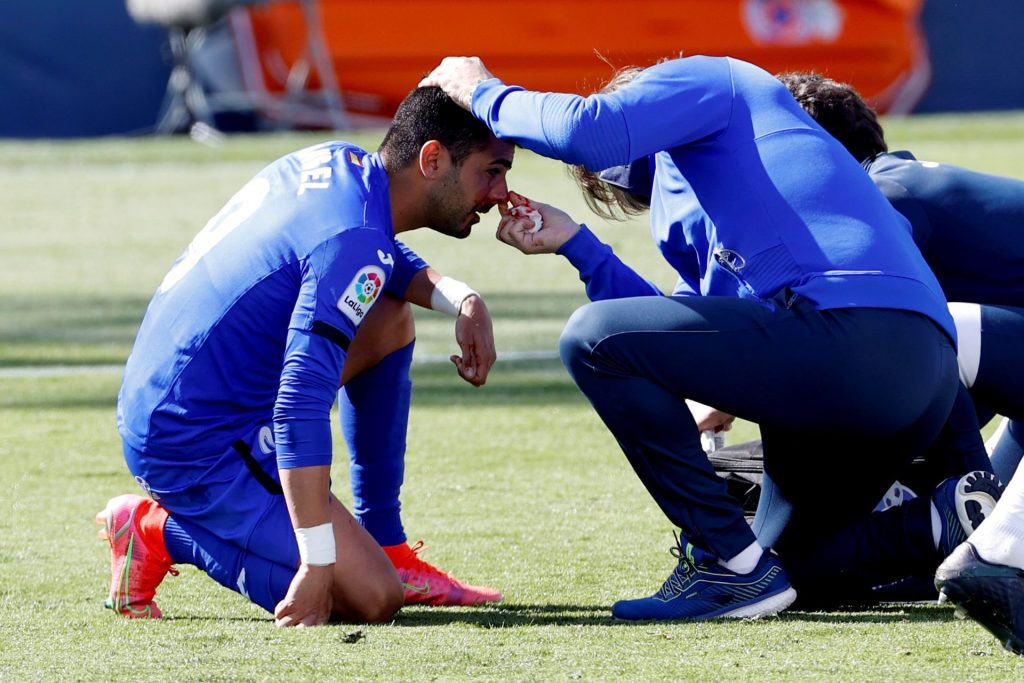 Imagen de archivo de jugar de fútbol con epistaxis. EFE/Chema Moya