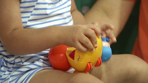 Riesgo de atragantamiento en menores por objetos pequeños.