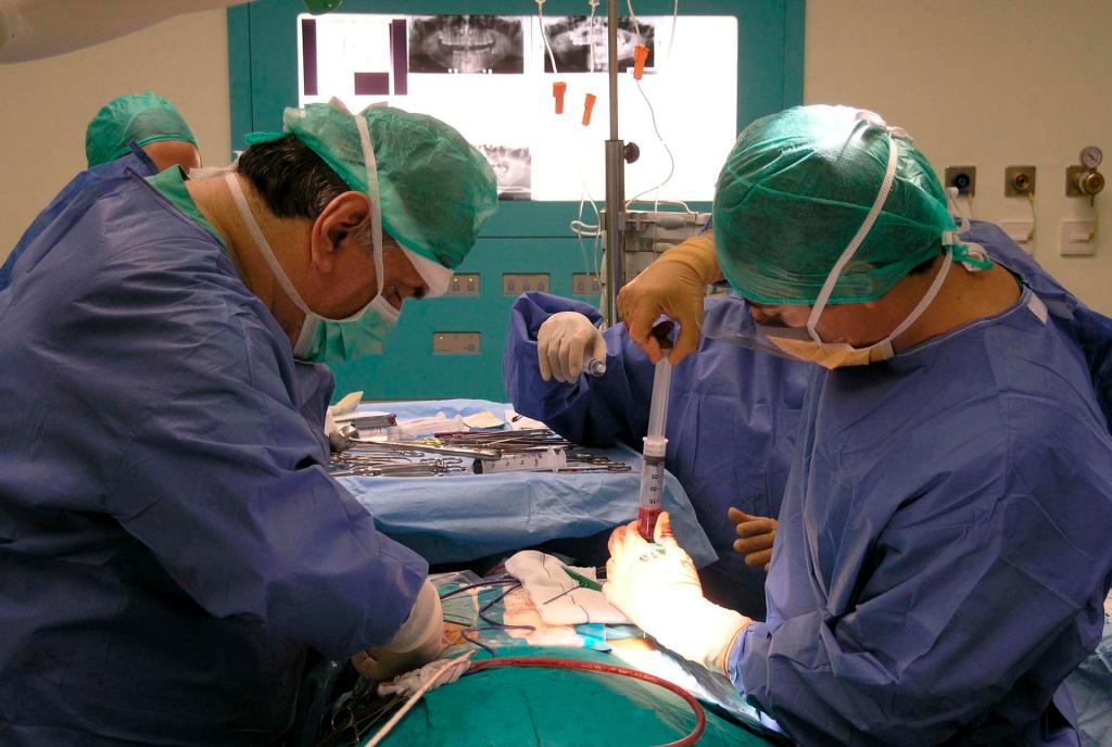 Imagen de archivo de intervención quirúrgica. EFE/Enric Fontcuberta