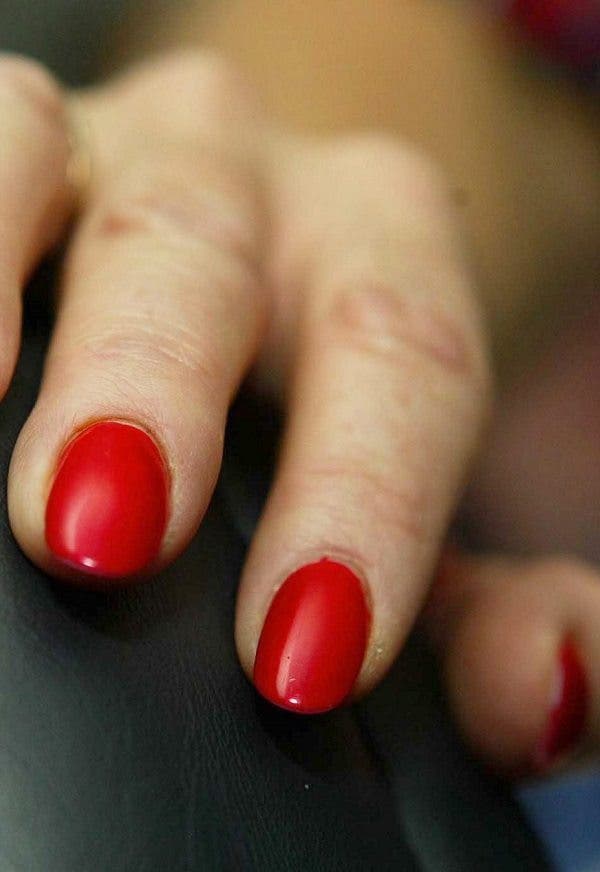 Detalle de manos con manicura roja. Efesalud.com