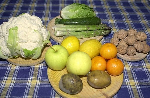 Frutas, verduras y frutos secos se muestran en una mesa en favor de una dieta saludable. Efesalud.com