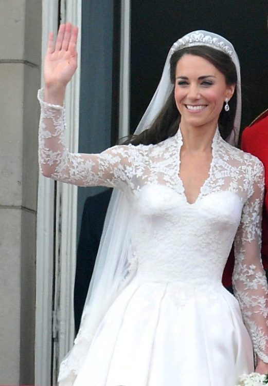 La duquesa de Cambridge, Catalina Middleton, saluda desde el balcón del palacio de Buckingham, tras su boda con el príncipe Guillermo de Inglaterra
