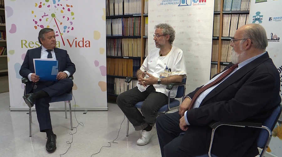 El doctor Ancochea entrevistas a sus colegas: Dr. Zamora (centro) y Dr. Palicio.
