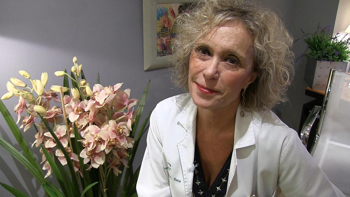 La doctora Carmen Sala Salmerón en su despacho.