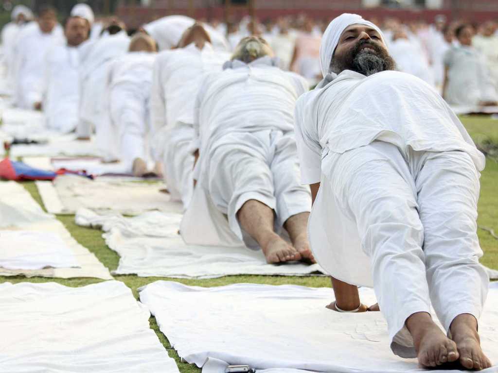 Hombres practicando yoga
