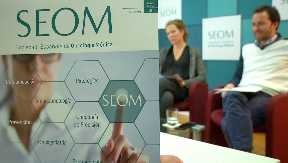 (izq-der) La exministra de Sanidad Carmen Montón; la directora de Salud Pública del Ministerio de Sanidad, Pilar Aparicio; la doctora Ana Lluch; y la doctora Ruth Vera, oncóloga médica y presidenta de la SEOM.