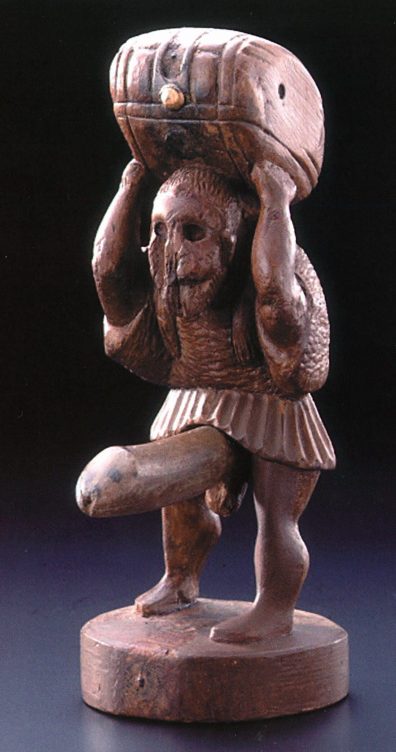 Pequeña escultura realizada en el siglo III de un hombre con una máscara ritual que representa la potencia sexual masculina con un pene erecto y desproporcionado al tamaño de su cuerpo. efesalud