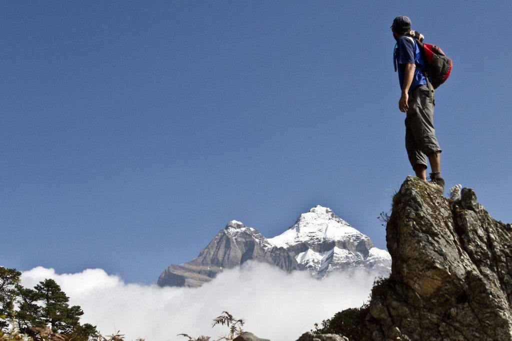 Hombre en la cima de una montaña