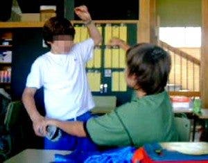 Imágen de televisión de un niño pegando a otro. EFE TV