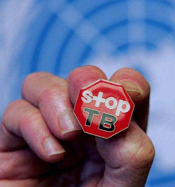 Insignia en la que se lee "Stop a la tuberculosis" durante la presentación del informe de la OMS sobre el control de la tuberculosis en la sede de la ONU en Ginebra. Efesalud.com
