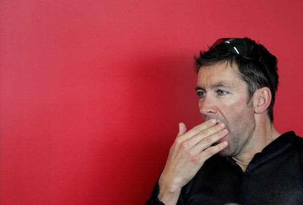 El piloto australiano de Ducati Troy Bayliss, en boxes durante los entrenamientos del Campeonato del Mundo de Superbike. Efesalud.com