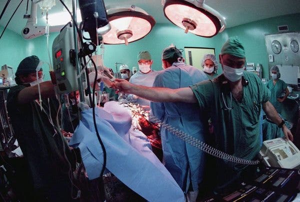 El equipo de trasplantes de órganos del hospital Rafael Ángel Calderón Guardia durante una intervención de trasplante de hígado. Efesalud.com