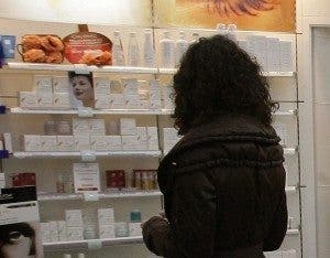 Mujer comprando en una farmacia. Efesalud.com