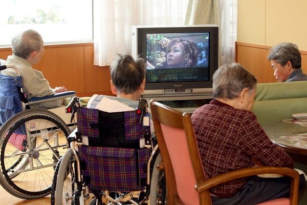 Varios ancianos ven la televisión en la sala común de una residencia de Urasa, Japón. Efesalud.com