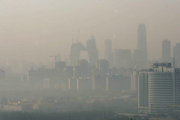 El distrito financiero de Pekín , China, cubierto de polución. Efesalud.com