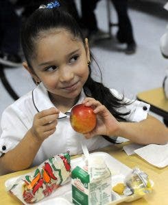 obesidad infantil, cáncer, prevención, niña, comedor, fruta, hábitos alimenticios, nutrición, manzana
