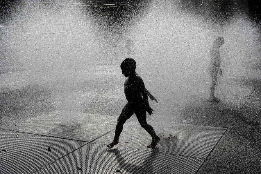 Niño agua