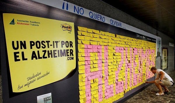 Una persona coloca un post-it en un mural habilitado por la Asociación de Familiares de Alzheimer de Valencia (AFAV) en Xátiva. Efesalud.com
