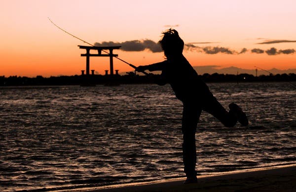 Un joven pesca al atardecer en el lago Hamanako en Hamamatsu en Japón hoy, lunes, 01 noviembre de 2010. EFE/Kimimasa Mayama