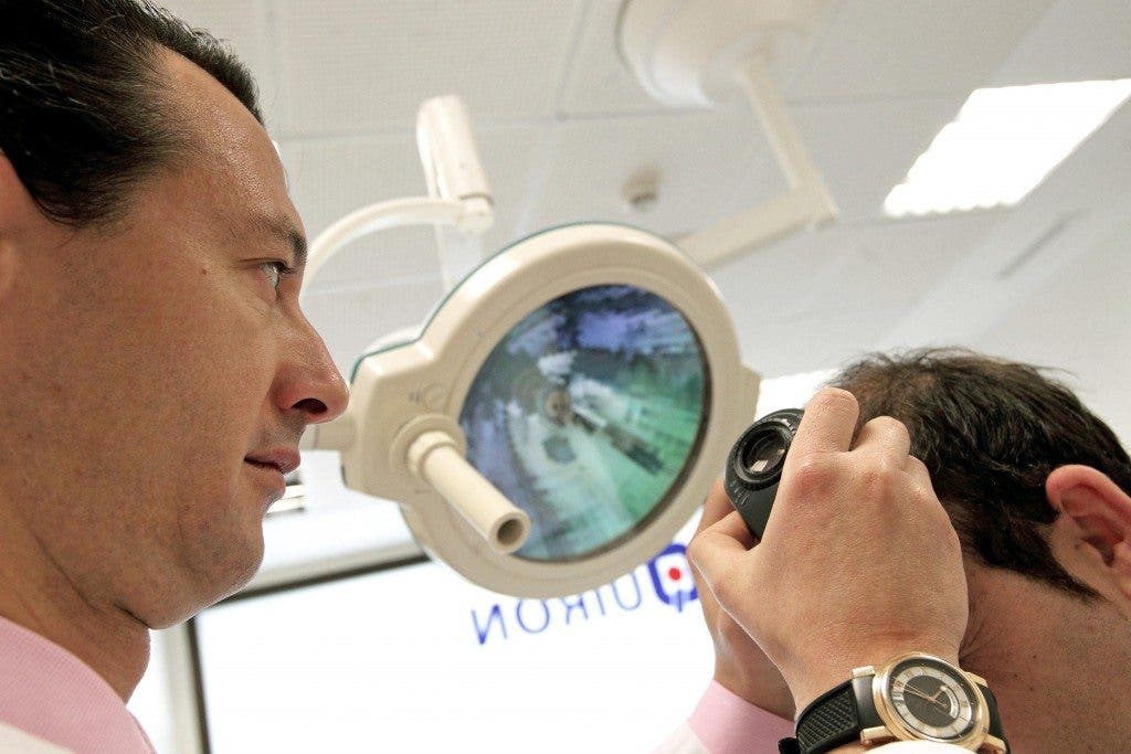 hombre con calvicie en examen con el doctor