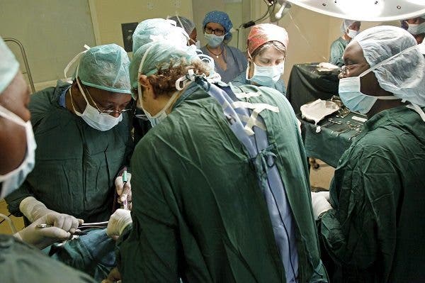 hepatitis C-antivirales-trasplante hepático-cirrosis Trasplante de riñón realizada a un paciente en el Hospital Nacional de Kenia, en Nairobi. Efesalud