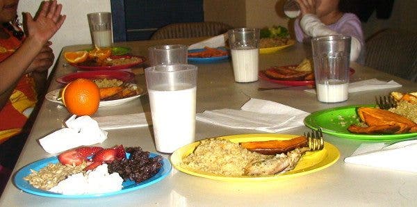 Menú infantil en el comedor de colegio. Efesalud.com