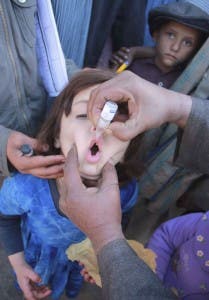 Una menor paquistaní es vacunada contra la poliomelitis en un centro de salud en Chaman, Pakistán. EFE/MATIULLAH ACHAKZAI 