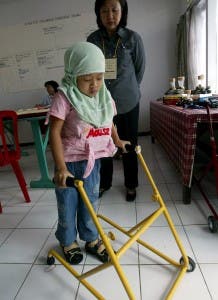 Foto de archivode Nur Hasanah una niña aquejada de polio intentando andar en el pueblo de Cidahu, en Sukabumi, Java Occidental. EFE/Weda