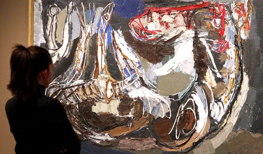 Una mujer observa "El caballo moribundo" (1956), del artista Karel Appel, en el museo Bellas Artes de Bilbao que exhibe las colecciones completas de las cuatro series de grabados más importantes de Goya, "Caprichos", "Desastres de la guerra", "Tauromaquia" y "Disparates", así como otras obras relacionadas con el pintor aragonés de autores que van desde Rembrandt o Durero a Picasso y Bacon