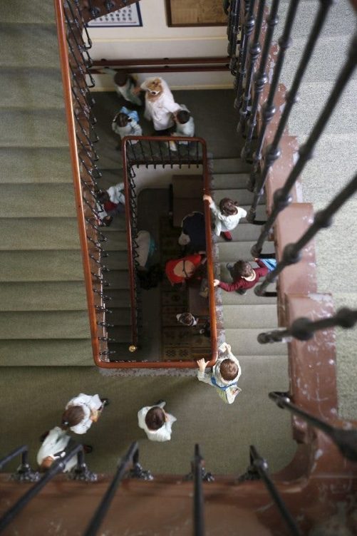Varios niños bajan por las escaleras del Colegio de San Ildefonso, en la Plaza de la Paja en Madrid. Efesalud.com