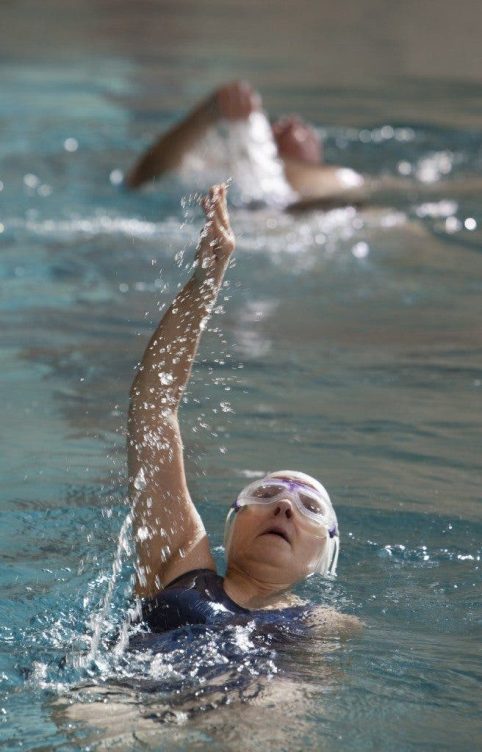 Natación para personas mayores. EFE/David Aguilar