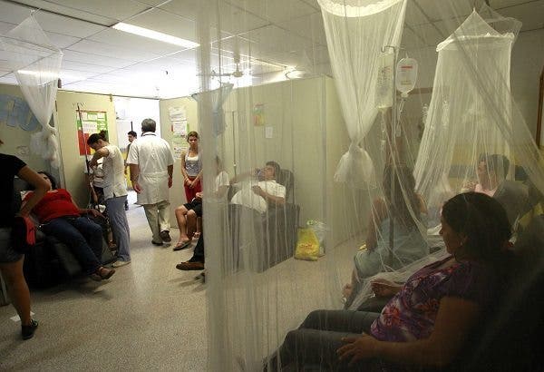 Pacientes de dengue son asistidos en un centro de salud de Asunción (Paraguay). Efesalud.com