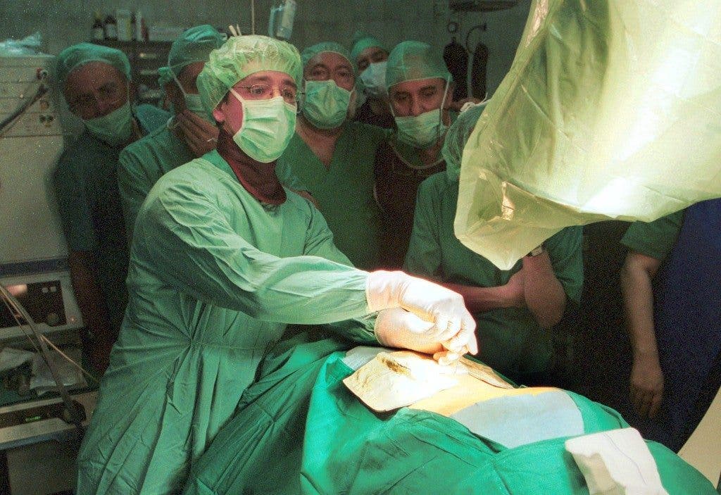Técnica de neuroestimulación, aplicable a dolores de cabeza, espalda o vejiga, hernia discal o incontinencia urinaria, entre otros, que se aplica para paliar el dolor crónico cuando el paciente ya no responde al tratamiento farmacológico, y consiste en la implantación de un sistema de neuroestimulación con doble electrodo mediante un implante retrógrado o subcutáneo. EFE/M.GRACIA
