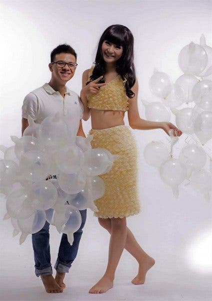Un diseñador pone los preservativos de moda en Vietnam