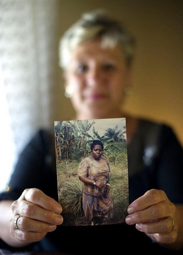 ébola-enfermedades infecciosas-enfermedades tropicales-virus-afectados María Jesús Garde muestra una foto de la monja Juliana Bonoha. Efesalud.com