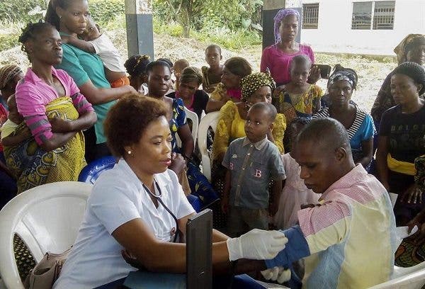 Voluntaria participando en un programa de cuidados médicos en Nigeria. Efesalud.com