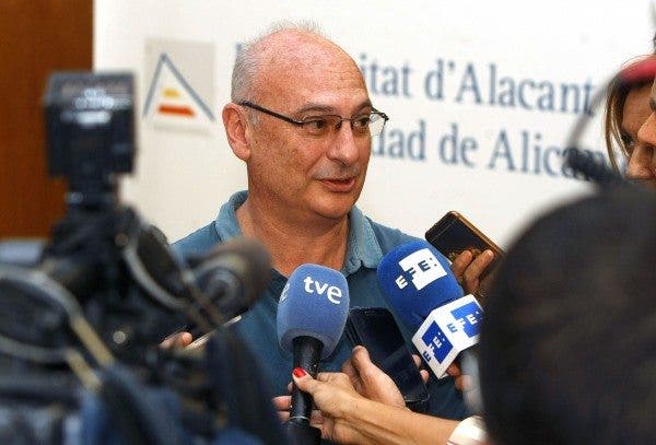El investigador de la Universidad de Alicante Francisco Mojica, nominado al Premio Nobel de Medicina 2016 tras conocer el fallo en favor del japonés Yoshinori Ohsumi. EFE/Pep Morell