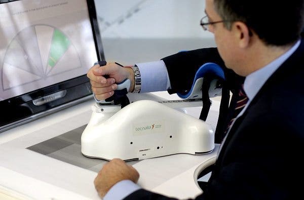 Una persona utiliza un robot que rehabilita pacientes de ictus con videojuegos. Efesalud.com