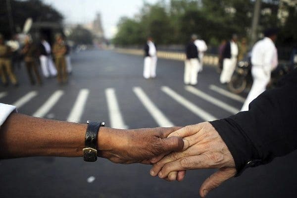 Mujeres y hombres protestan en contra del último caso de violación conocido en Calcuta (India). Efesalud.com