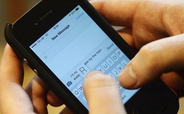 Un hombre escribe un mensaje de texto en su teléfono móvil, en Londres (Reino Unido). Efesalud.com