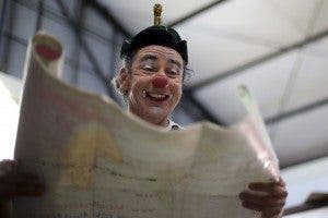 Payaso haciendo reír a los niños de un hospital. EFE/Mario Ruiz