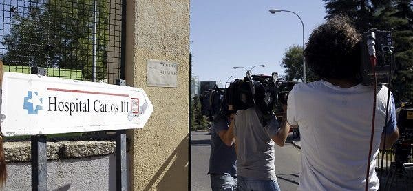 Varios cámaras de televisión toman imágenes en los alrededores del Hospital Carlos III de Madrid. Efesalud.com