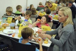Desayuno en un colegio. EFE/Jens Kalaene