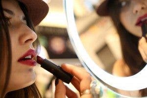 Una mujer maquillándose