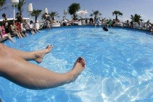 Pies en una piscina. EFE/Sebastien Widmann