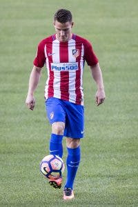 El delantero francés Kevin Gameiro, durante su presentación en julio de 2016 en el estadio Vicente Calderón, como nuevo jugador del Atlético de Madrid.