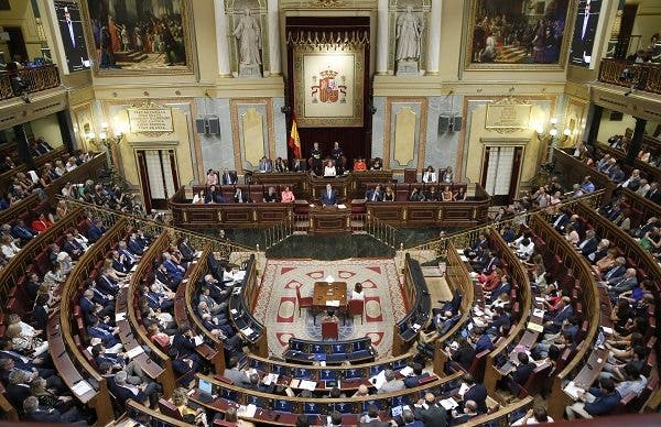 - Vista general del hemiciclo durante la intervención del presidente del Gobierno en funciones, Mariano Rajoy (c), esta tarde en el Congreso de los Diputados, en la primera jornada del debate de investidura al que se somete.