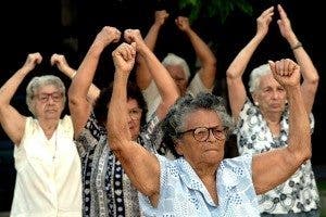Grupo de ancianas realizando ejercicios aeróbicos