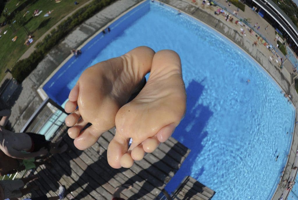 Las plantas de los pies deben lucir sin manchas, descamaciones o enrojecimientos. EFE/ Julian Stratenschulte